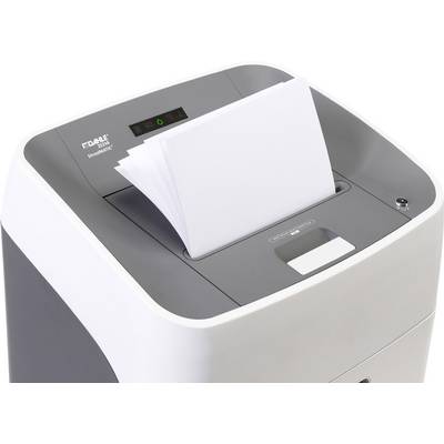 Un destructeur de documents avec plusieurs feuilles de papier insérées par le haut. L'appareil est prêt à fonctionner, le voyant vert de mise en marche est allumé.