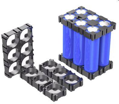 Support de batterie en plastique noir avec des piles cylindriques bleues, présenté dans une configuration empilée et non remplie.