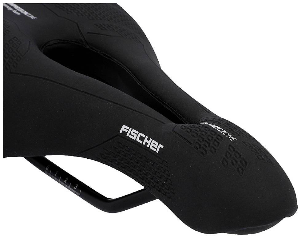Selle de vélo noir avec l'inscription 'FISCHER' et 'MANKIONE', ergonomiquement façonné, adapté aux vélos sportifs.