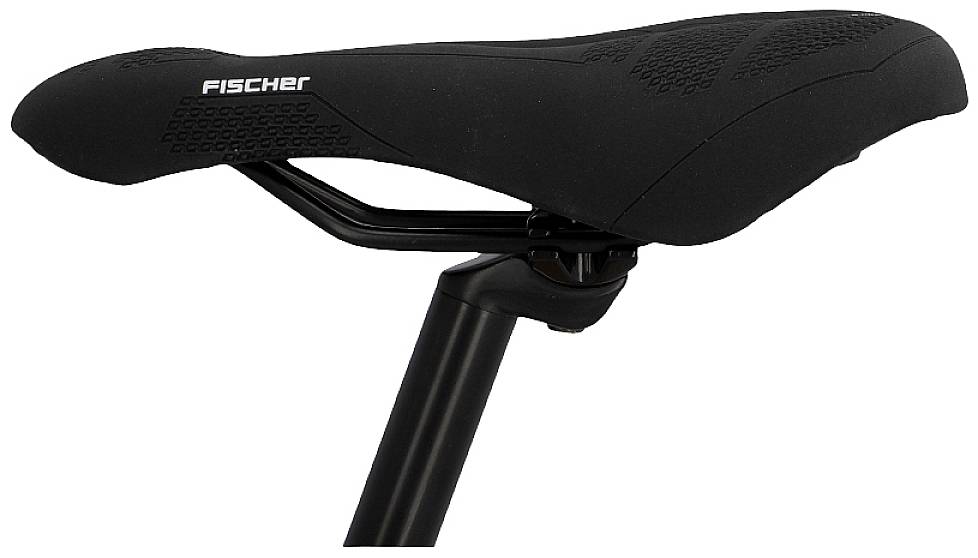 Une selle de vélo noire à la forme simple et ergonomique, montée sur une tige de selle. Texte de marque 'Fischer' sur le côté.