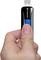 Une main tient une clé USB Transcend noire avec un curseur bleu coulissant.