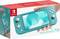Une main tient une Nintendo Switch Lite de couleur turquoise. L'emballage montre l'appareil et le logo Nintendo.