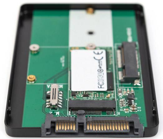Boîtier de disque dur dévissé montrant les circuits internes et les connexions, avec un emplacement SATA visible en vue de face.