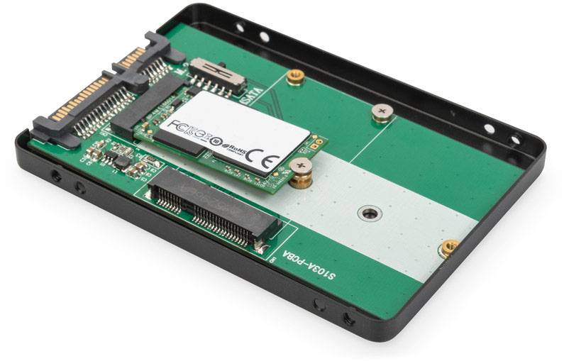 Une carte adaptateur verte ouverte pour un SSD M.2, installée dans un boîtier noir, avec des connexions et des circuits imprimés visibles.