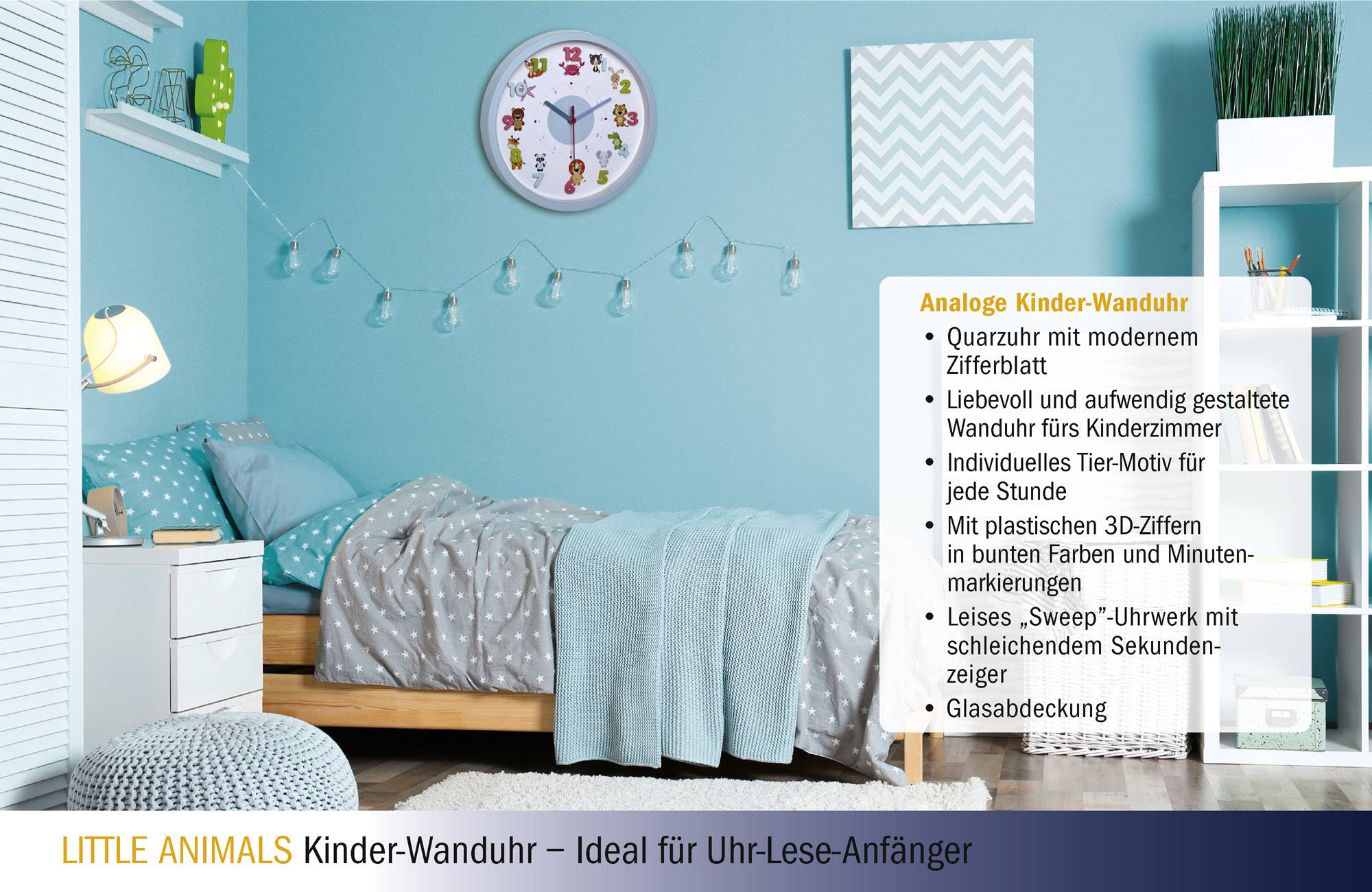 Une chambre d'enfant avec un lit, des coussins, une lampe et des décorations dans des tons de bleu et de vert. Une horloge murale analogique pour enfants avec un cadran coloré est décrite.