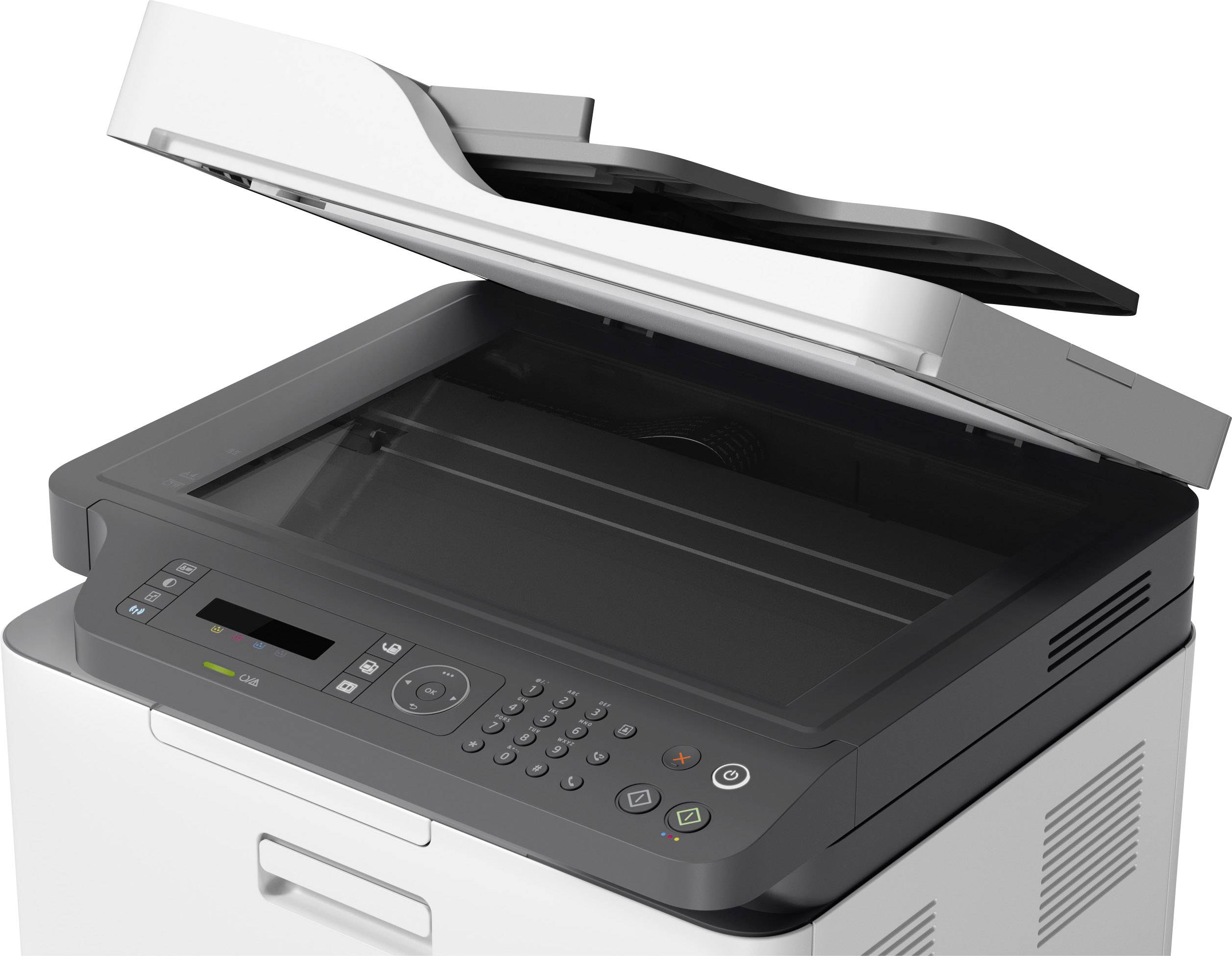 Un imprimante-scanner-copieur ouvert, prêt à être utilisé, avec son panneau de commande et son couvercle relevé.