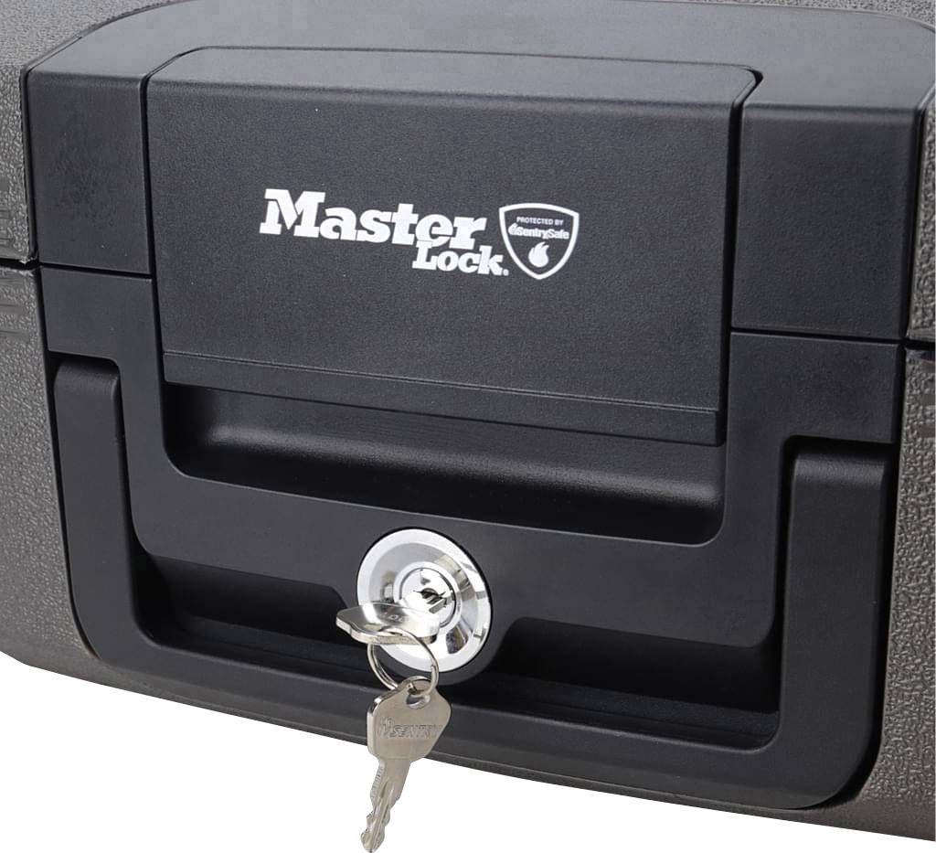 Valise noire avec un trou de serrure et une clé insérée, sur laquelle est visible l'inscription « Master Lock ».