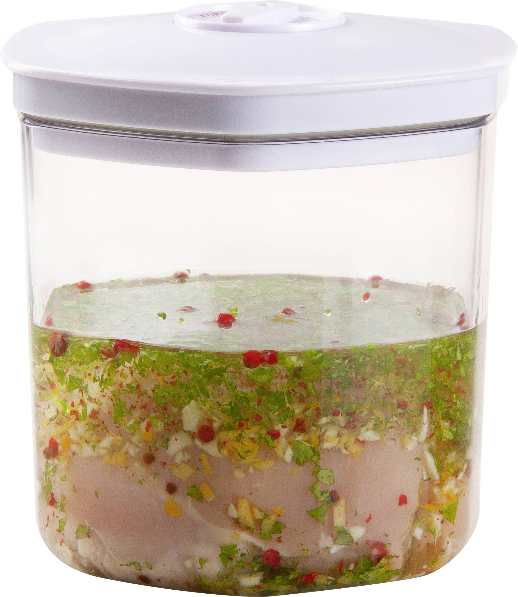 Récipient avec un couvercle blanc, rempli d'une marinade et de deux morceaux de filets de poulet accompagnés d'herbes, d'ail et d'épices.