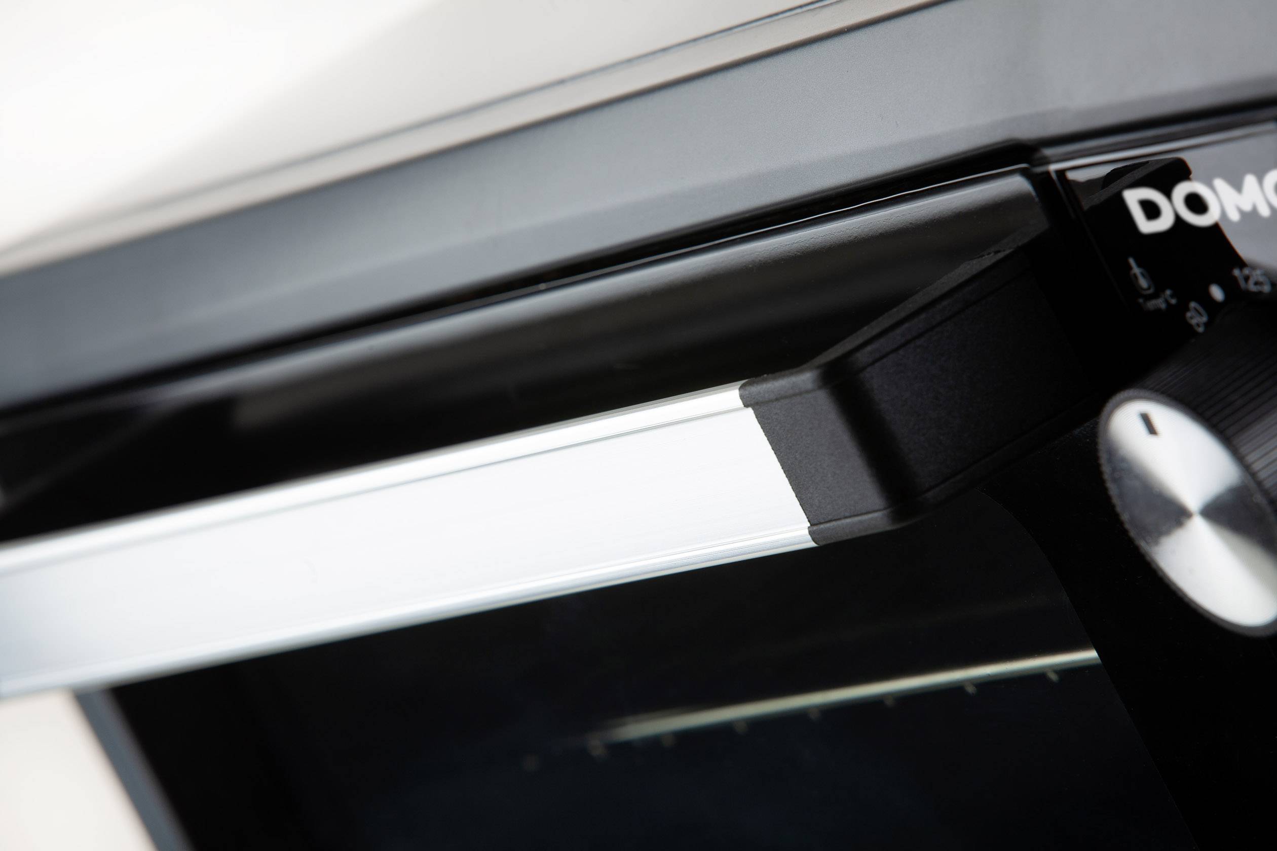 Four avec porte en verre et bouton rotatif en gros plan, vue détaillée du panneau de commande simple et moderne.