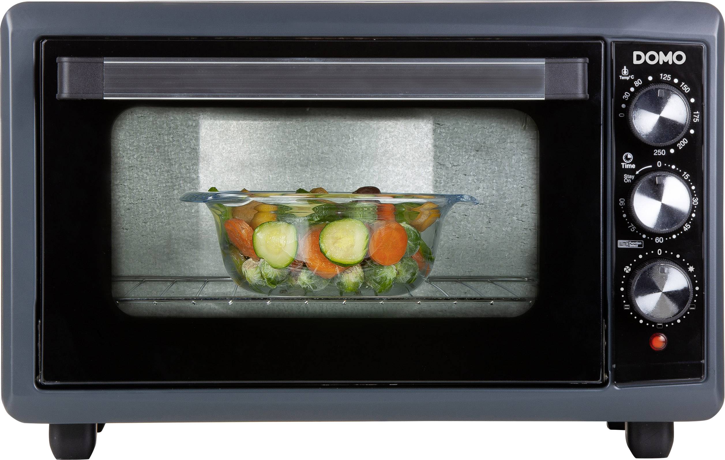 Un bol de légumes coupés est placé dans un four allumé. Les réglages de température et de temps sont visibles sur le panneau de commande à droite.