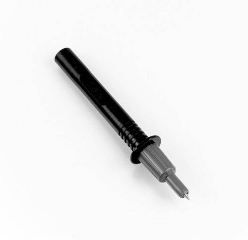 'Photo d'une pièce d'un appareil de mesure noir à bout pointu sur un fond blanc.'