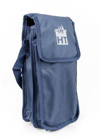 Sac bandoulière bleu, debout, présentant une texture distincte, avec le logo 'HT' sur la face avant.