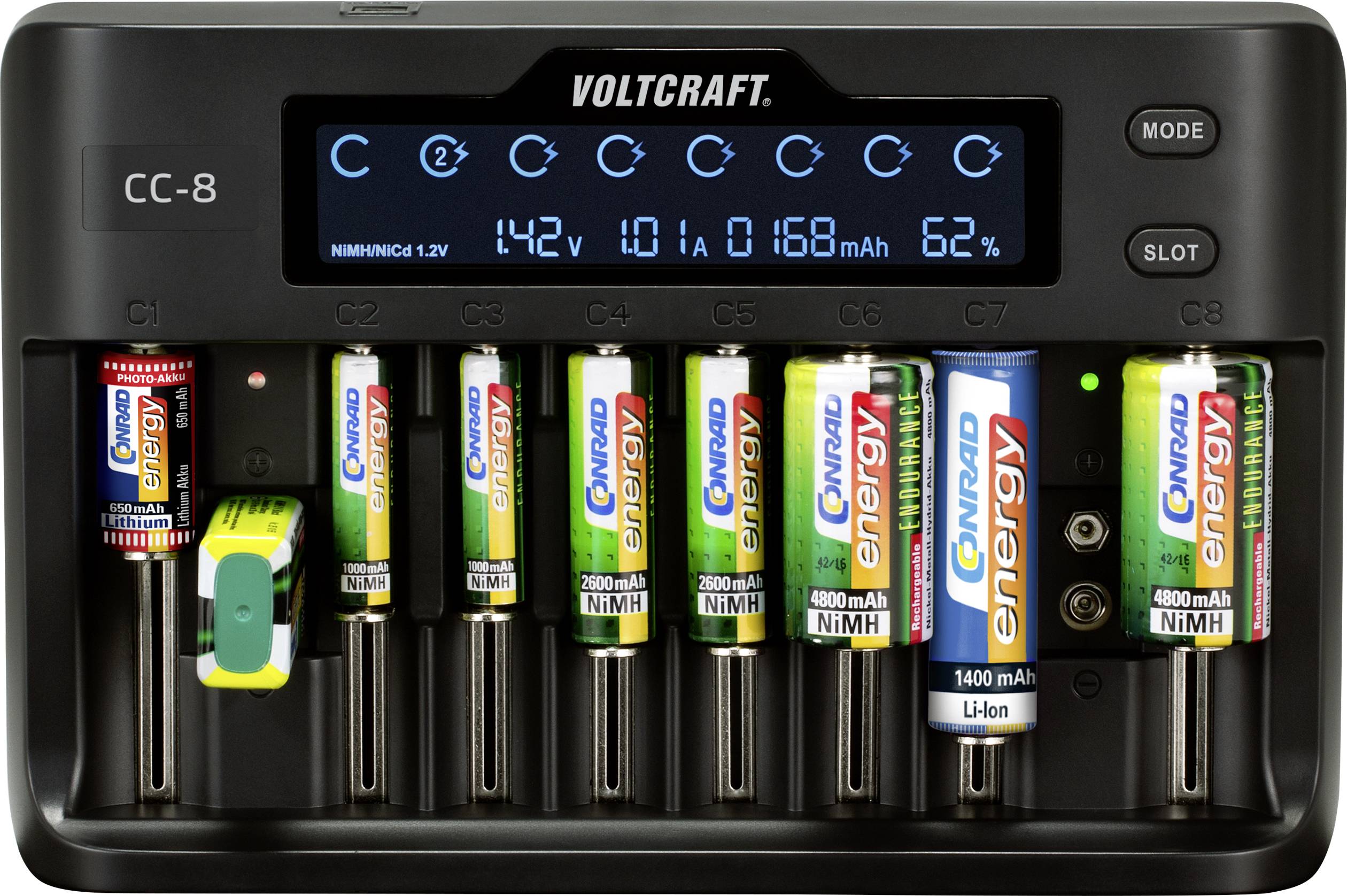 Un chargeur de la marque Voltcraft charge plusieurs piles AA et AAA. L'écran affiche la tension, l'intensité du courant, la capacité et l'état de charge.