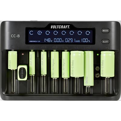 Chargeur de batterie avec huit batteries rechargeables vertes de différentes tailles, affichant l'état de charge et la tension sur un écran numérique.