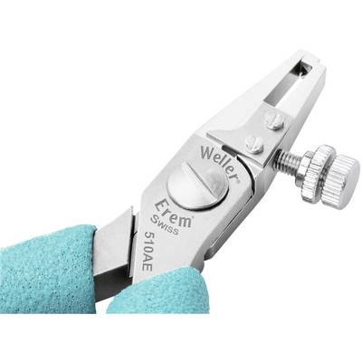 Un outil de coupe précis portant l'inscription 'Weller Erem 510AE', tenu par une main gantée de turquoise.