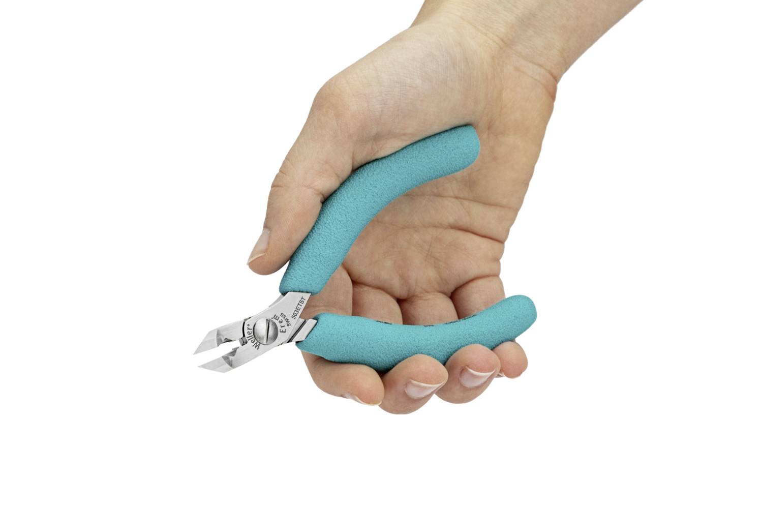 Une main tient une petite pince avec des poignées turquoises.