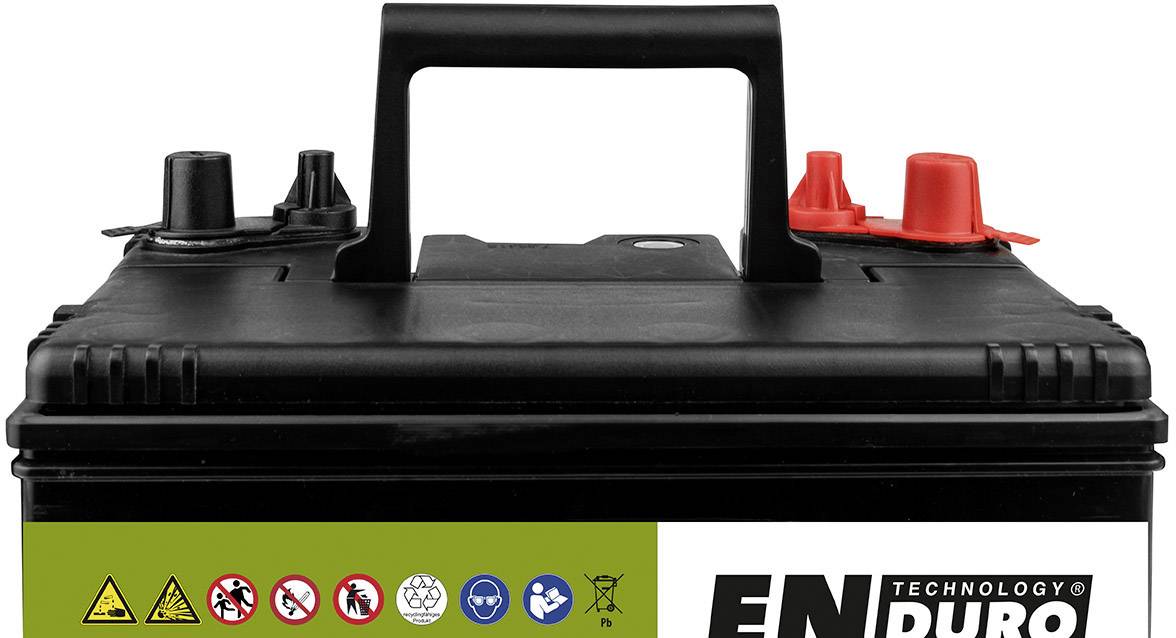 'Batterie de démarrage automobile avec poignée et pôles codés par couleur pour les connexions positives et négatives. Symboles de sécurité et de recyclage sur l'avant.'