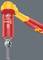 Une clé isolante avec une poignée rouge et jaune est en train de serrer un boulon. Le numéro '8' et des symboles de sécurité sont visibles sur la clé.