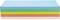 Une pile de feuilles de papier colorées en bleu, vert, jaune, rouge et blanc est superposée.