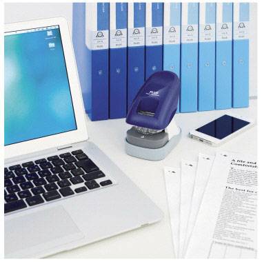 Ordinateur portable sur un bureau à côté de classeurs, d'un tampon et de documents. Aménagement de bureau, tons bleus et blancs.