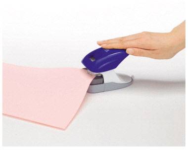 Une main qui agrafe une feuille rose avec un agrafeur bleu sur une table.