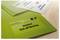 Pochette verte portant l'inscription « Support de réunion de lancement ». D'autres feuilles et noms d'entreprises sont visibles. Environnement de bureau.