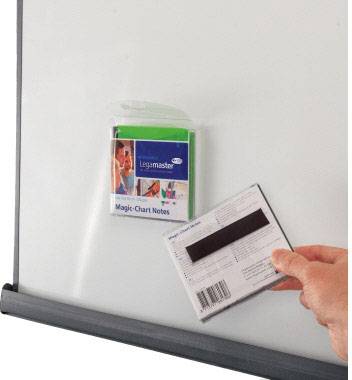 Un tableau blanc magnétique tenant une boîte de Legamaster Magic-Chart Notes est tenu par une main. Il présente un gros plan de fournitures de bureau.
