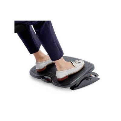 Des pieds chaussés de mocassins à glands reposent sur un repose-pied ergonomique noir, soulignant le confort et le soutien postural dans un environnement de bureau.