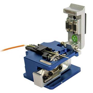 Un outil bleu pour le traitement des câbles à fibre optique, avec un câble coincé et un mécanisme de levier pour la coupe.