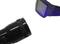 Une lampe de poche noire éclaire un bracelet numérique rectangulaire sombre, qui affiche une lueur bleue.