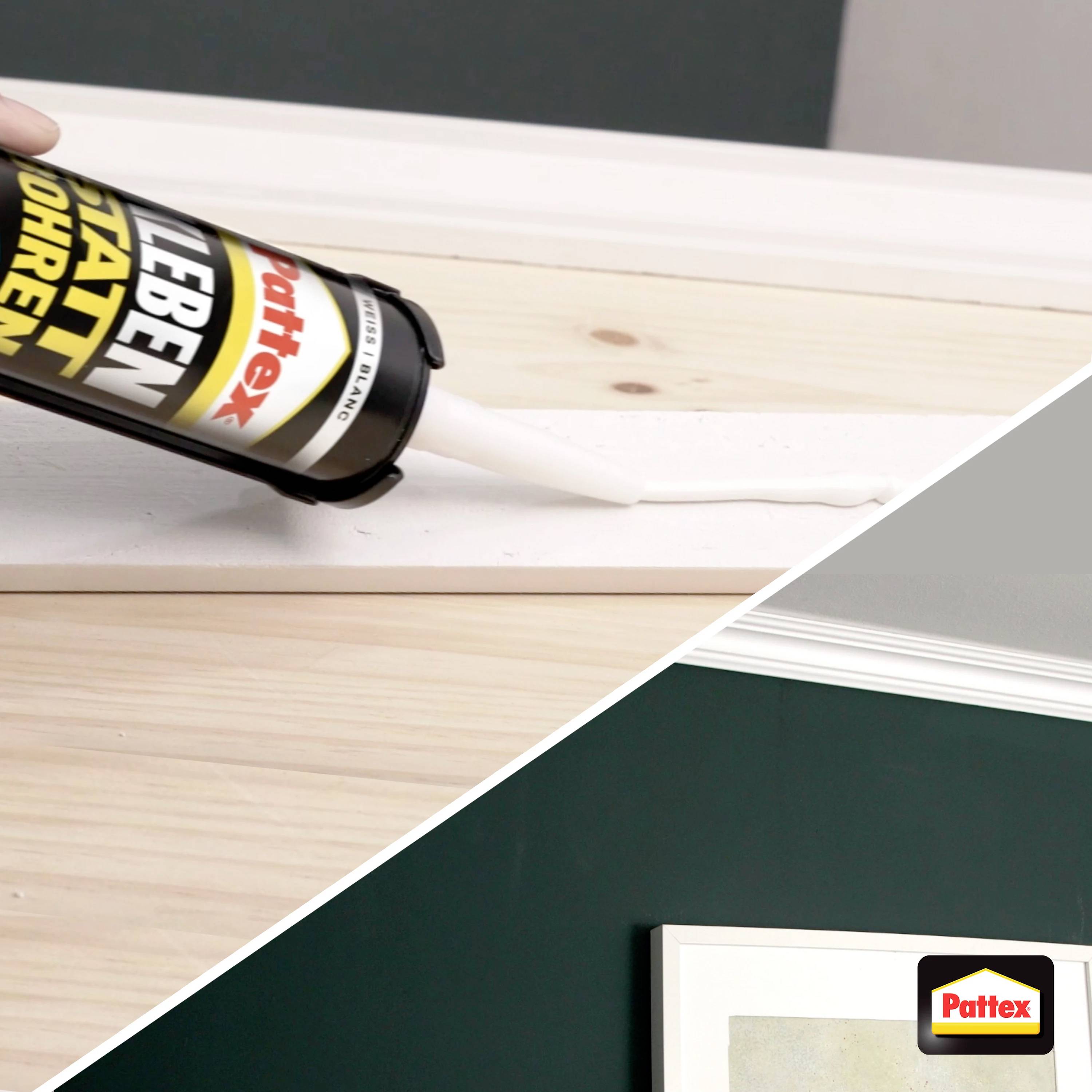 Une main applique de la colle d'une cartouche sur une surface en bois. Le logo Pattex est visible en bas à droite.