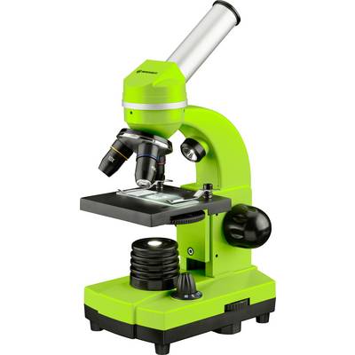 Un microscope vert avec plusieurs objectifs monté sur un support. Il est utilisé pour des recherches scientifiques.