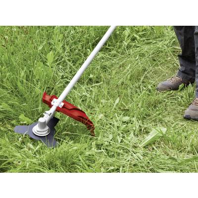 Une personne tond l'herbe avec un coupe-bordures. L'herbe est partiellement coupée.