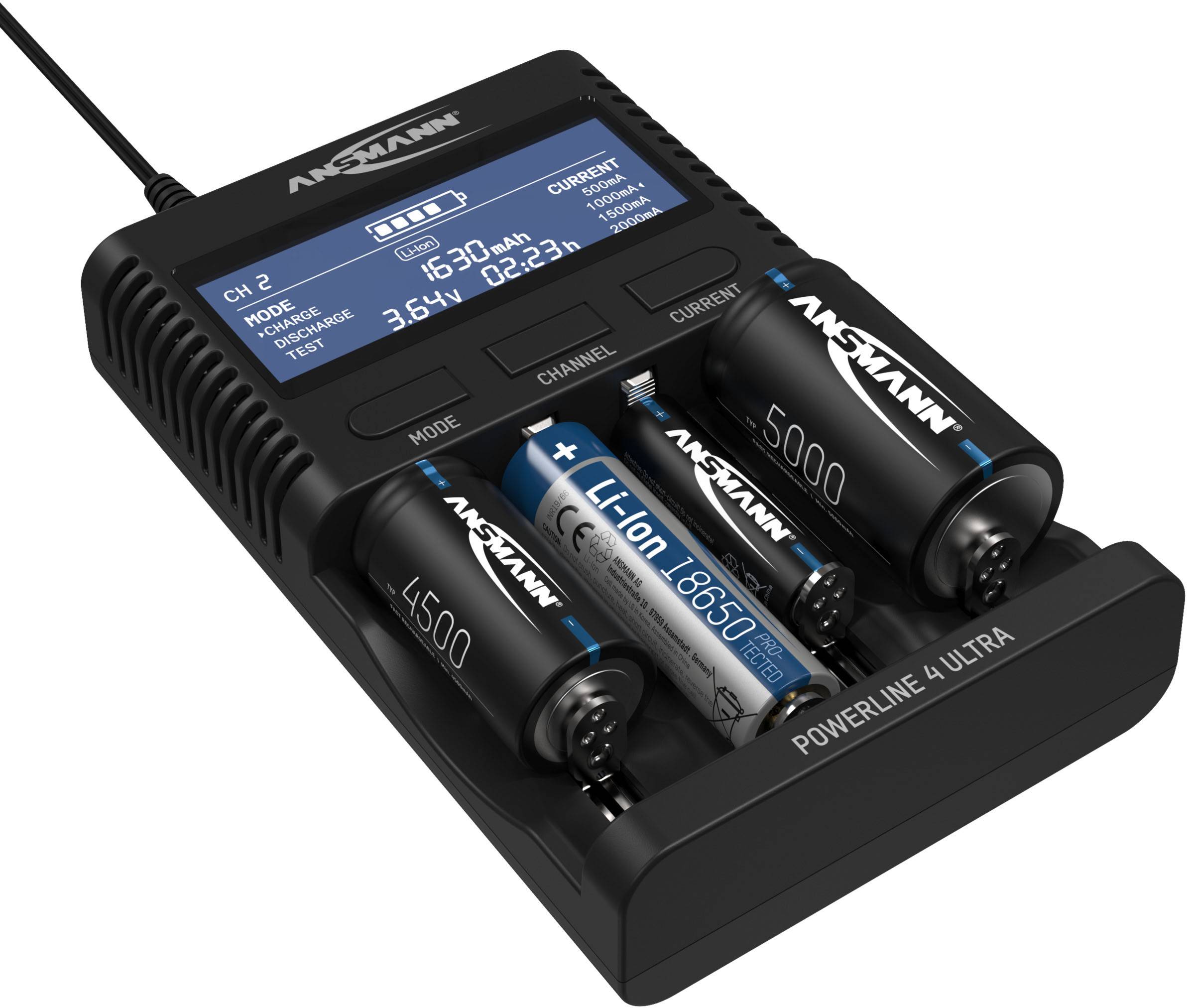 Chargeur de batteries avec quatre batteries de différentes tailles insérées. L'écran affiche le statut de charge, la tension et le temps de charge restant par canal.