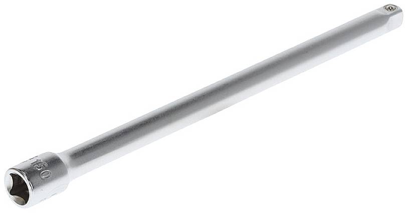 Une longue rallonge de clé à cliquet en métal argenté, sans marque ni inscription visible, sur un fond blanc.
