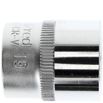 Un embout de clé à douille chromé portant le numéro '19' gravé, indiquant la taille pour une clé à molette. Adapté aux travaux d'atelier.