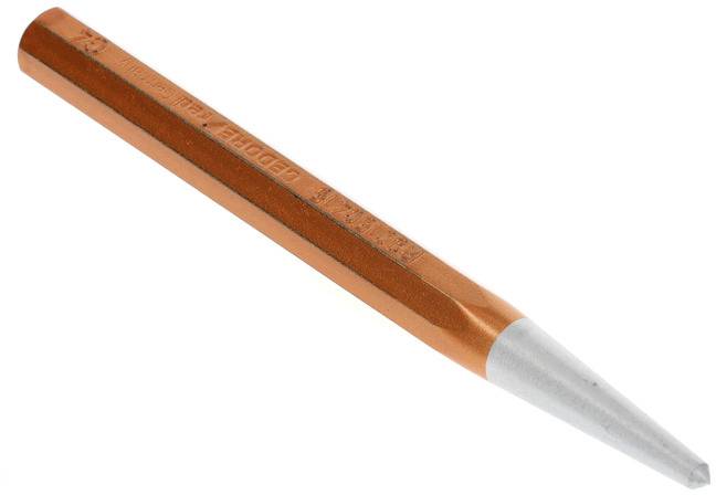 Un ciseau orange avec une pointe conique argentée repose en biais sur un fond blanc.