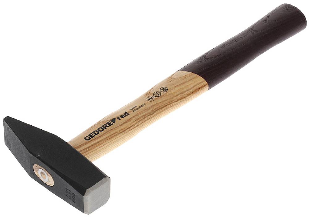 Un marteau avec un manche en bois et une tête noir et grise, sur le manche est écrit 'GEDORE red'.
