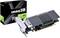 Une carte graphique Nvidia GeForce GT 1030 d'Inno3D avec son dissipateur thermique, à côté de son emballage d'origine, sur un fond blanc.