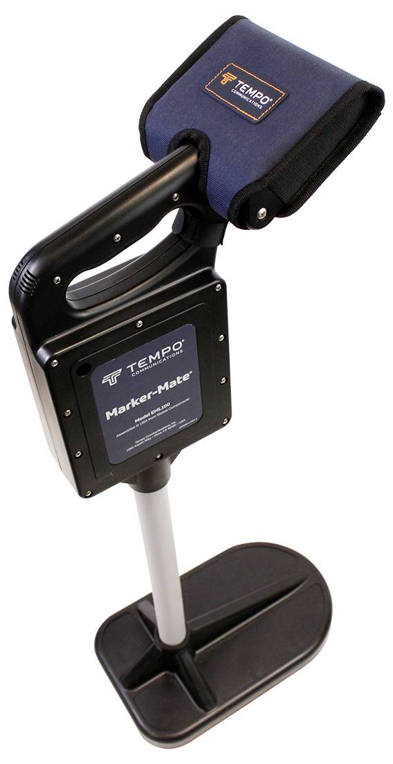 Un dispositif portable de localisation avec poignée et écran, conçu pour détecter des conduites souterraines, en position verticale.