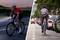 Deux cyclistes : à gauche à l'aube sur une route de campagne, à droite en plein jour en ville ; tous deux portent des casques, avec des éclairages allumés.