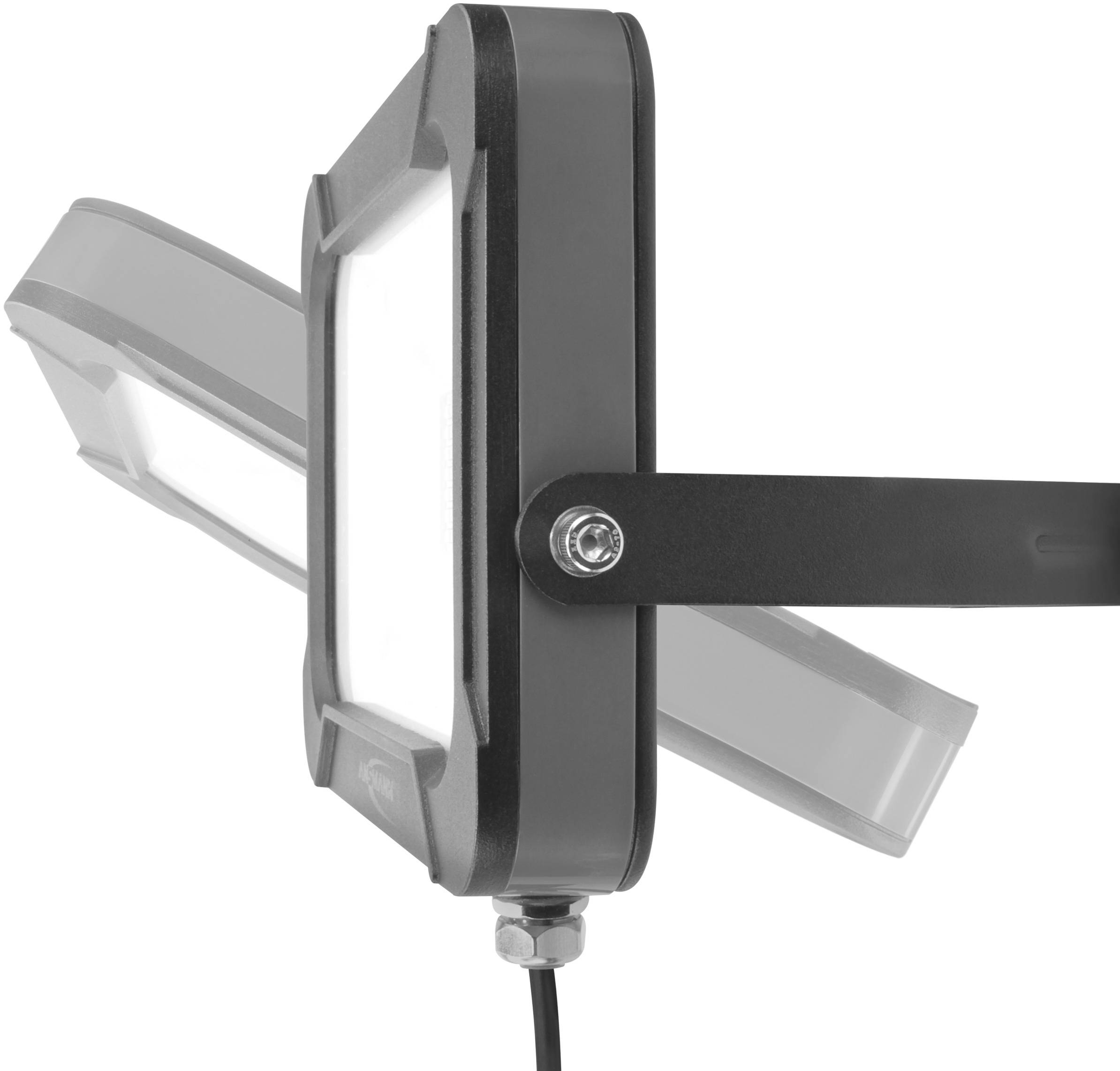Un projecteur LED rectangulaire avec support, vu de côté, illuminant uniformément une surface. Adapté pour les espaces extérieurs.