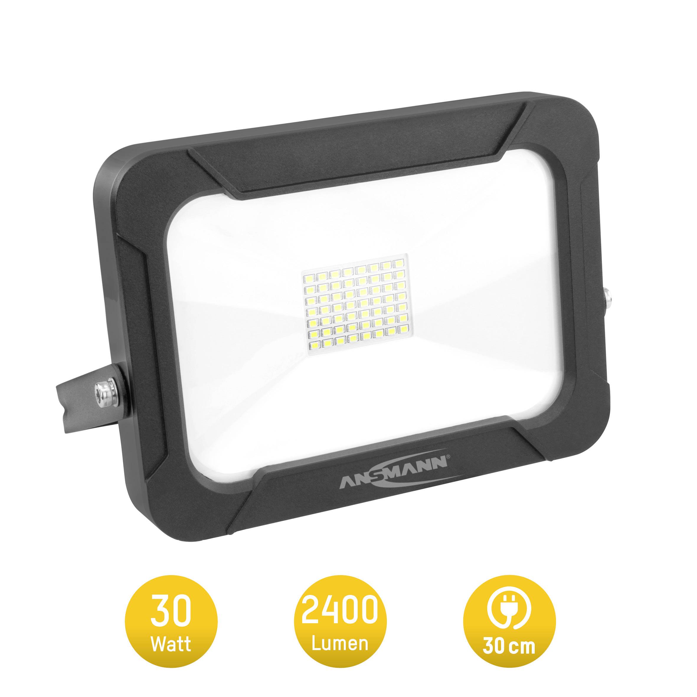 Projecteur LED en noir avec une puissance de 30 watts, luminosité de 2400 lumens et une taille de 30 cm. Nom du produit 'ANSMANN' sur la face avant.