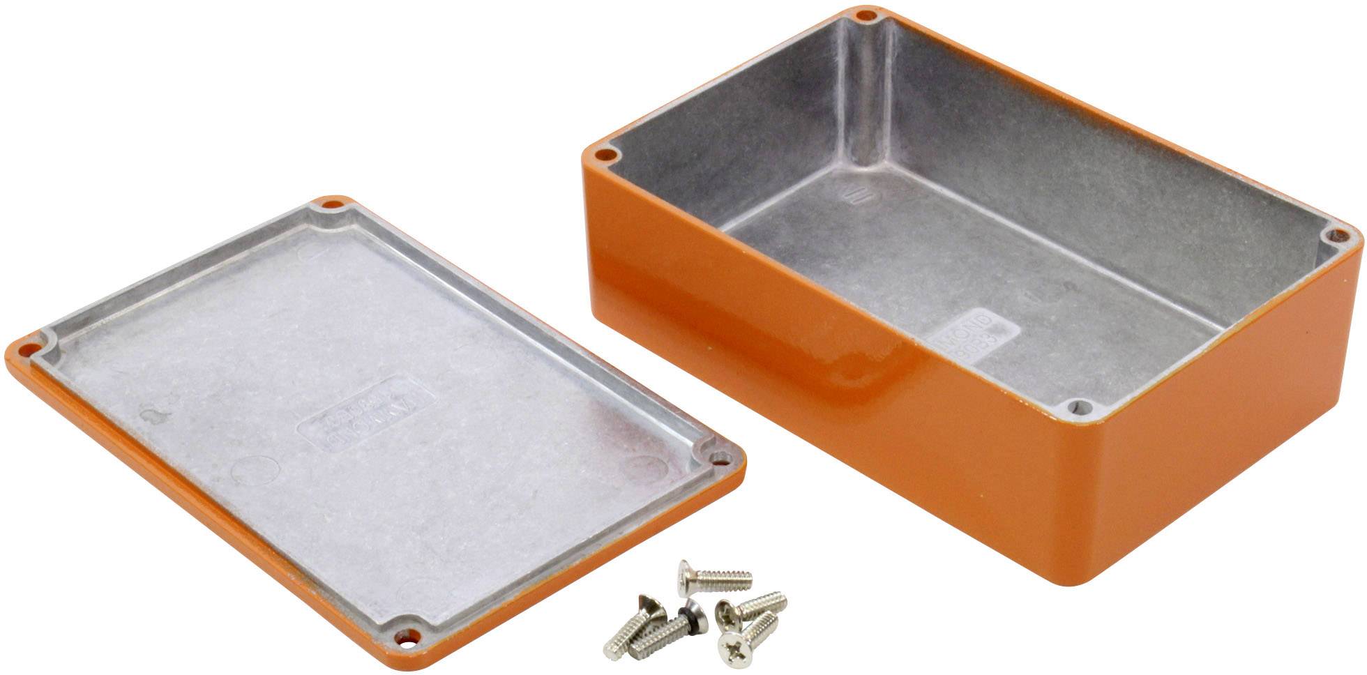 Boîtier rectangulaire orange avec couvercle amovible, à côté de quatre vis. Utilisé pour loger de manière sécurisée des composants électroniques.