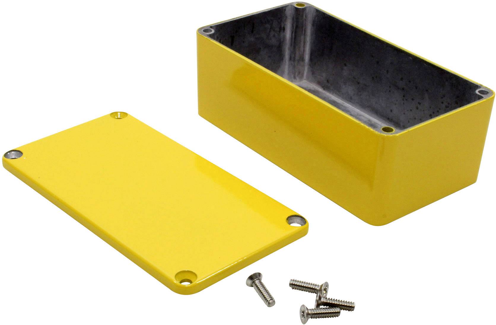 Un boîtier rectangulaire jaune en métal, ouvert. Le couvercle est posé à côté, avec quatre vis de fixation à proximité.