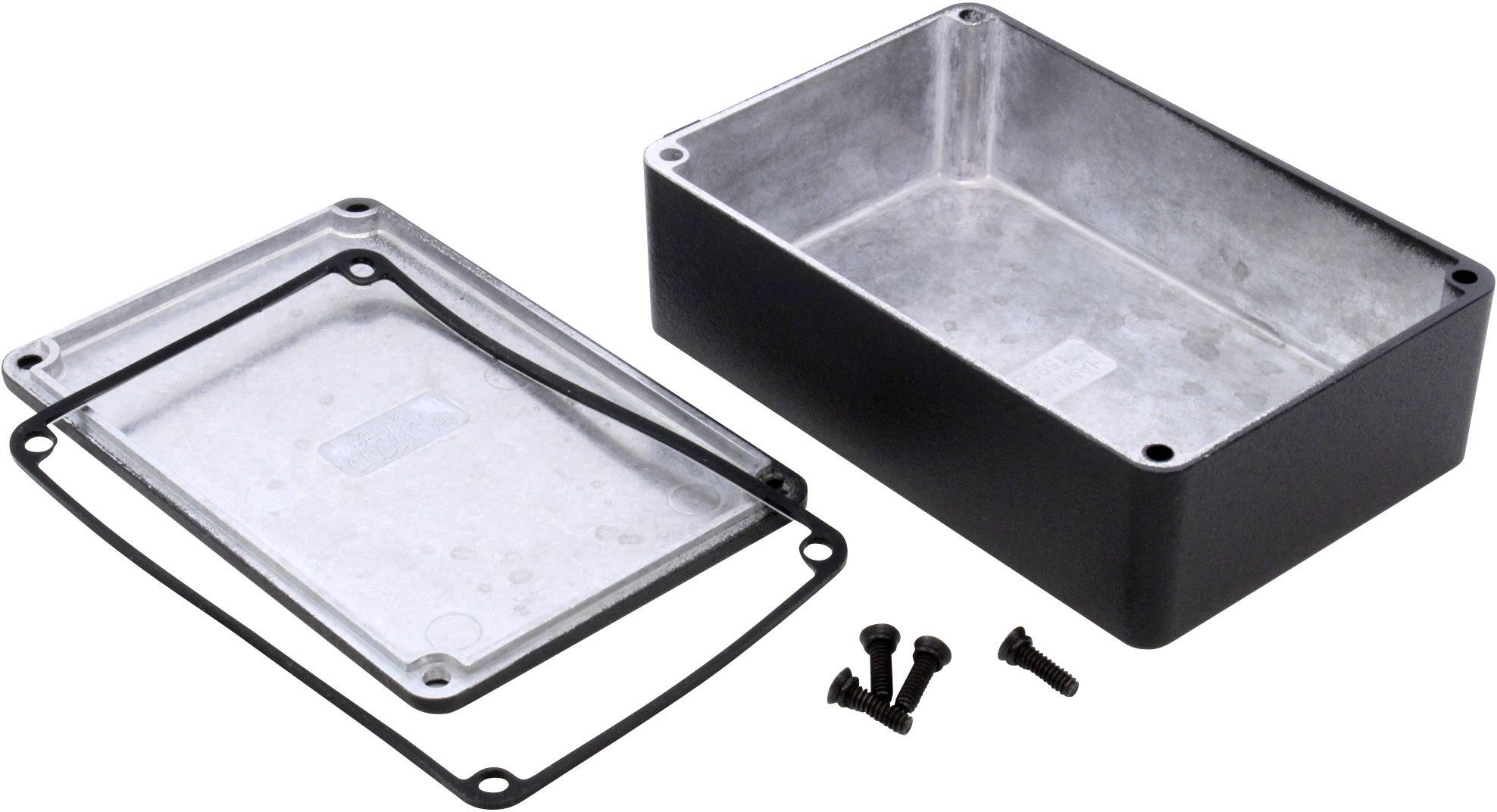 'Boîtier en aluminium, ouvert et exposé. Couvercle, boîtier et quatre vis sont visibles. Adapté aux appareils électroniques.'