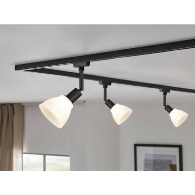 Trois spots de plafond pivotants avec des supports noirs et des abat-jour blancs dans un espace de vie moderne.