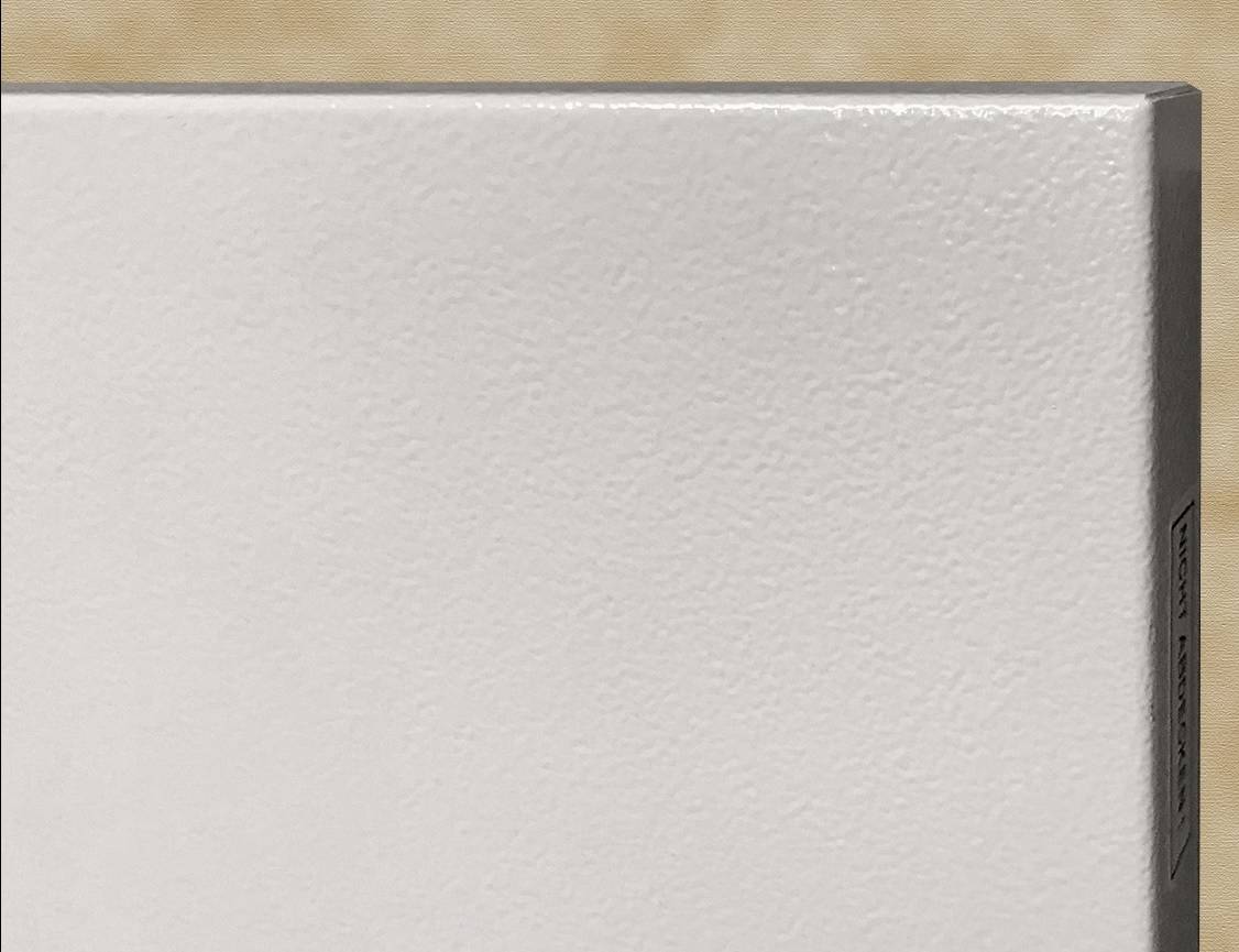 Gros plan sur une surface structurée, blanche, d'un radiateur mural devant un mur brun clair.