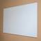 Radiateur blanc sur un mur beige ; aspect moderne et minimaliste.