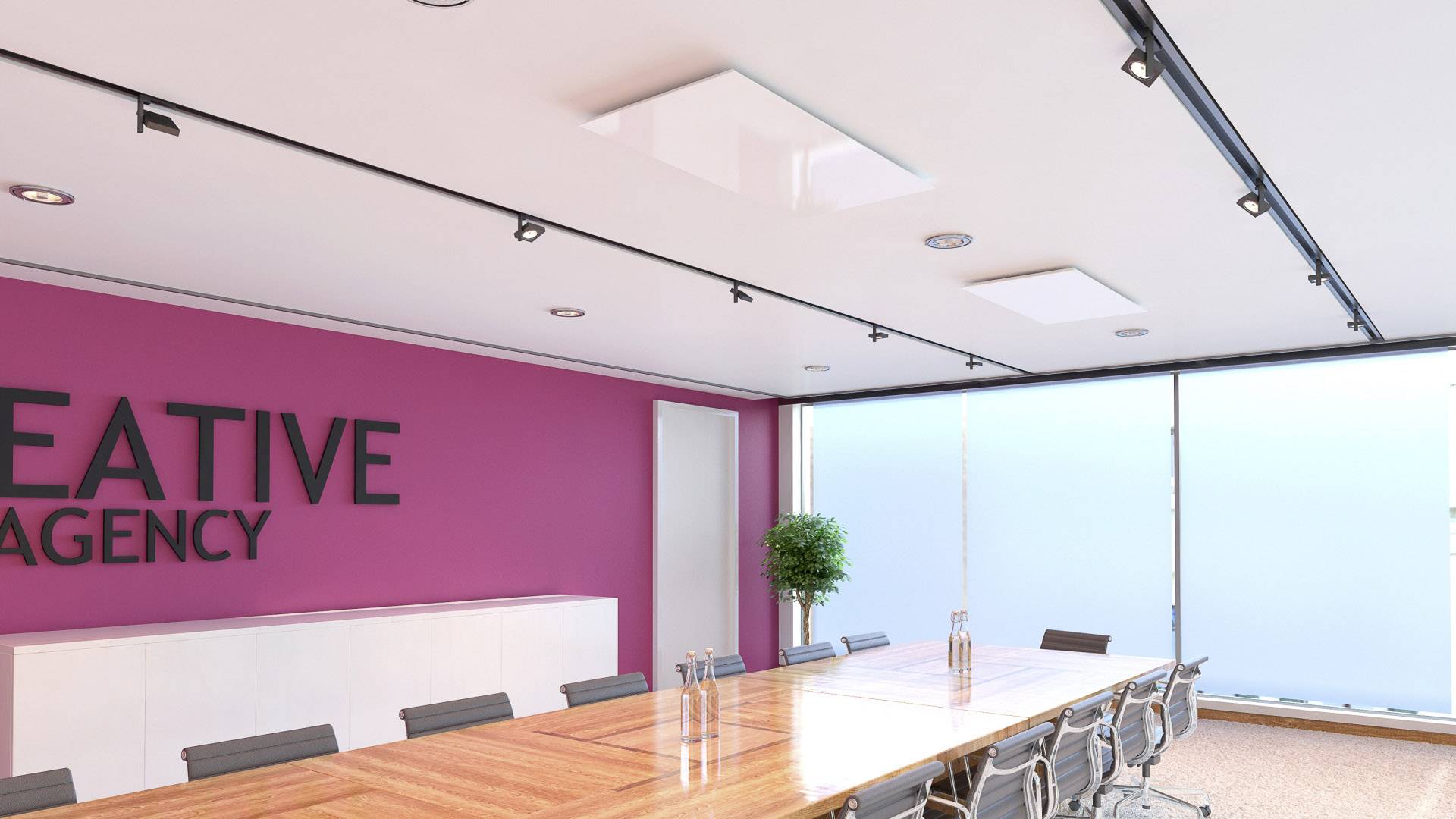 Salle de réunion moderne avec une grande table en bois, des chaises, un mur d'accent rose portant l'inscription 'Creative Agency', et de grandes fenêtres.